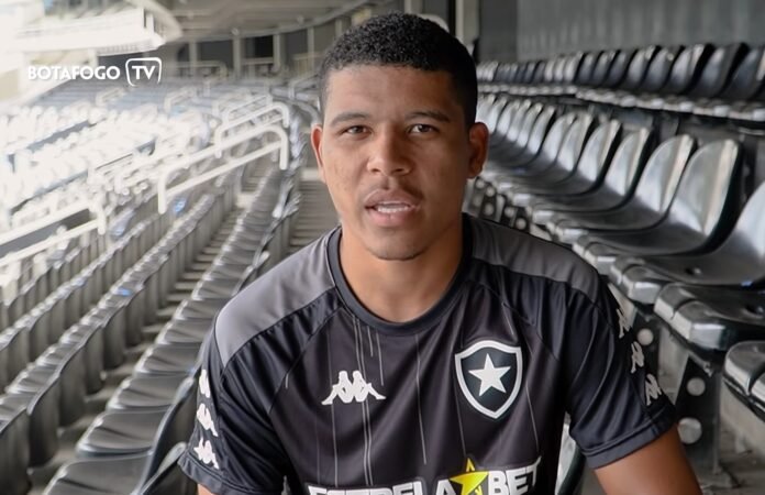 Atacante Vinícius Lopes, do Botafogo, é operado com sucesso
