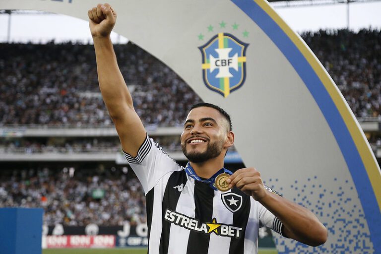 Barreto comemora acerto para permanência no Botafogo
