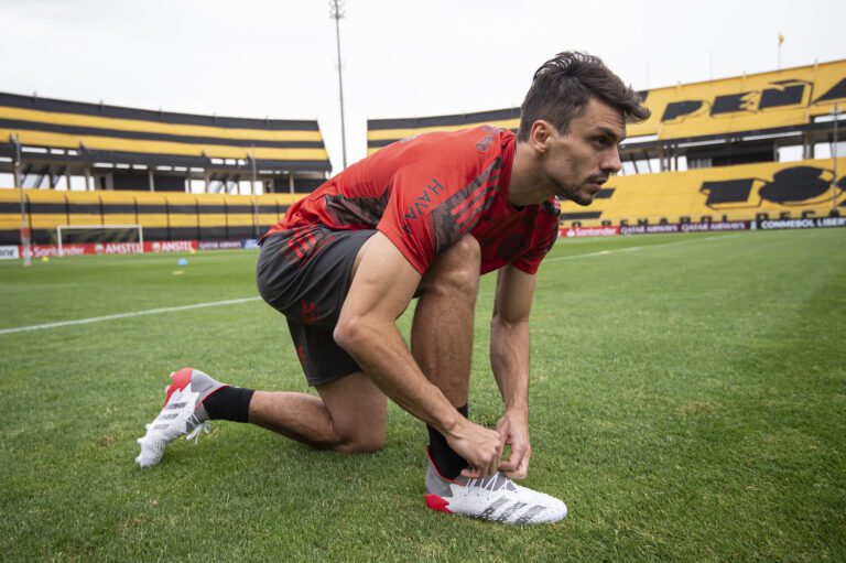 Rodrigo Caio recebe alta do hospital, mas segue como desfalque no Flamengo