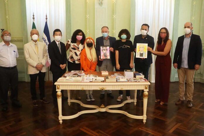 Biblioteca Pública do ES recebe doação de mangás do Consulado Japonês