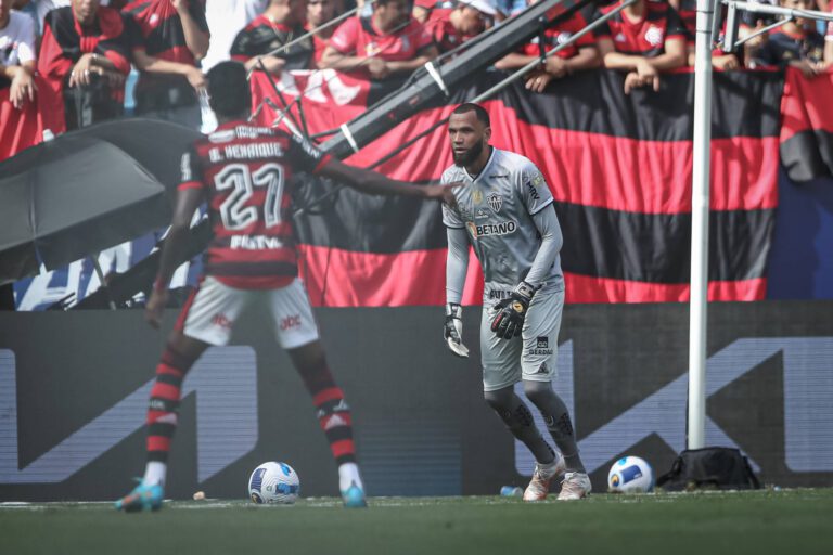 “Gritaram ‘campeão’ antes da hora”, desabafa Everson após vitória sobre o Flamengo