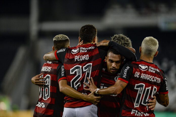 Jogadores do Flamengo celebram vitória sobre o Botafogo no clássico
