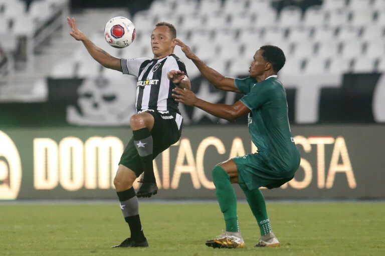 Carlinhos sofre lesão no joelho esquerdo e desfalca o Botafogo