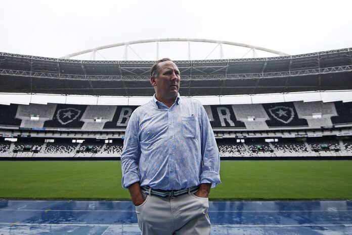 John Textor prega calma com a chegada de reforços no Botafogo