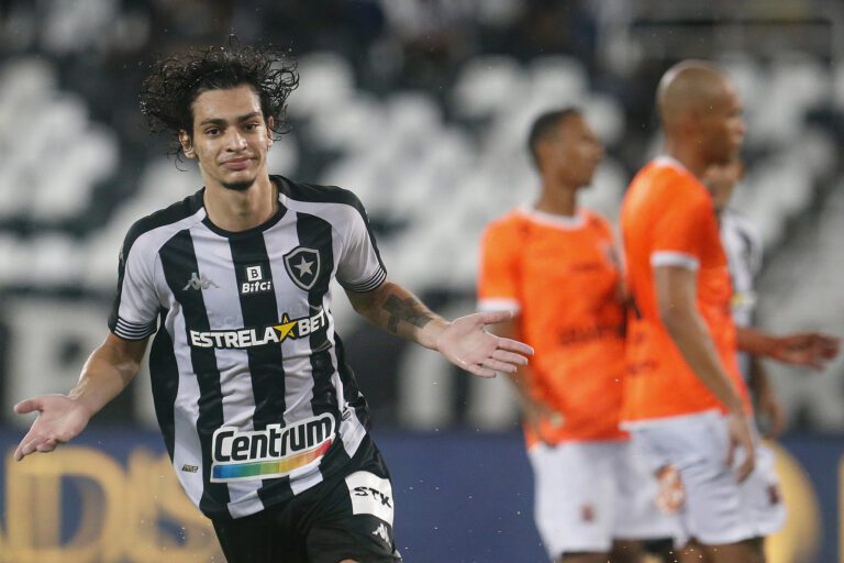 Matheus Nascimento brilha, Botafogo bate o Nova Iguaçu e reassume ponta no Carioca
