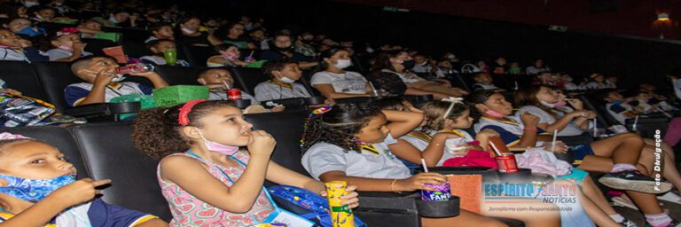 Cerca de 300 alunos de Piúma/ES vão ao cinema aprender sobre preservação da água