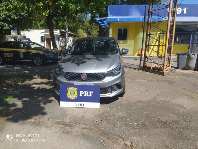 Mulher é resgatada pela PRF após sofrer sequestro e ter carro roubado em Guarapari