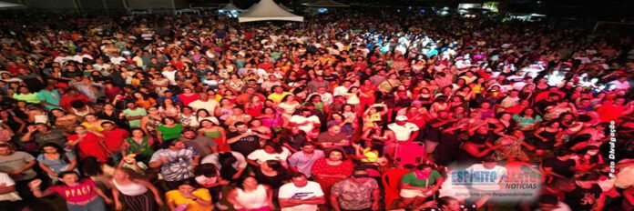 Itapemirim/ES canta louvores em show gospel para centenas de pessoas