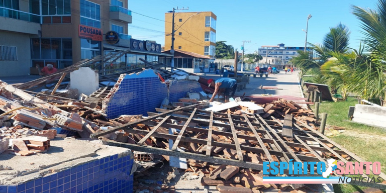 Prefeitura de Itapemirim desocupa e derruba os 14 quiosques da Praia de Itaoca