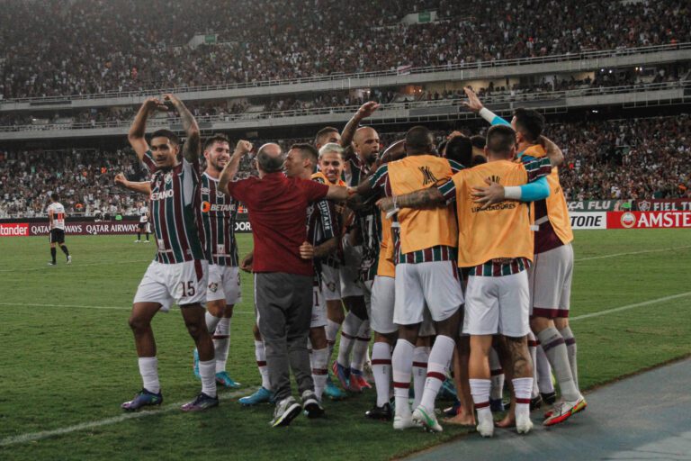 Fluminense abre vantagem sobre Olimpia com dois de Cano e golaço de Luiz Henrique