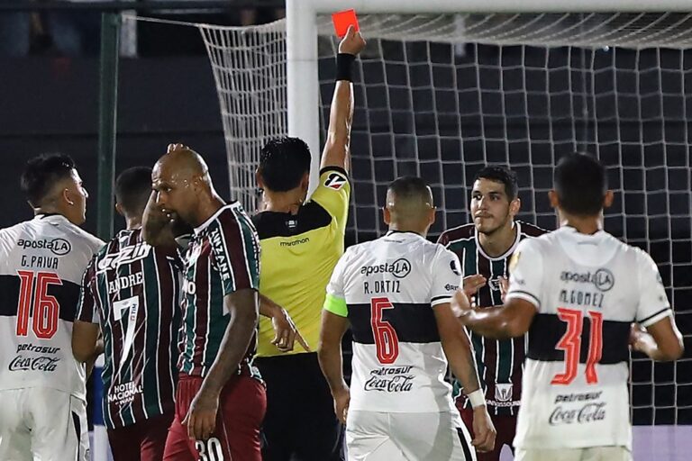 Fluminense deixa vantagem escapar, perde para Olimpia nos pênaltis e cai na Libertadores