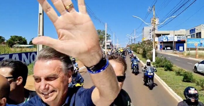 Bolsonaro acompanha “motociata” com apoiadores em Goiás