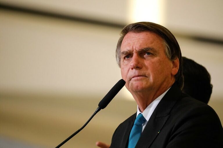 Bolsonaro cita voto de Moraes ao explicar indulto a Silveira