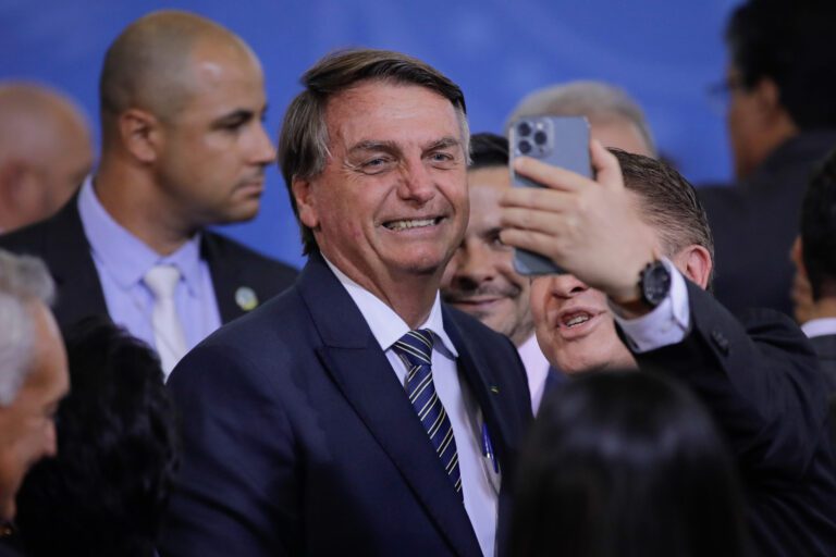Bolsonaro diz estar orgulhoso por dar graça a Silveira