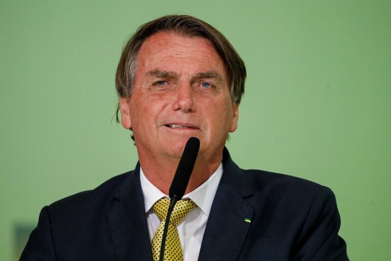 Bolsonaro ironiza Dilma após comissão negar indenização