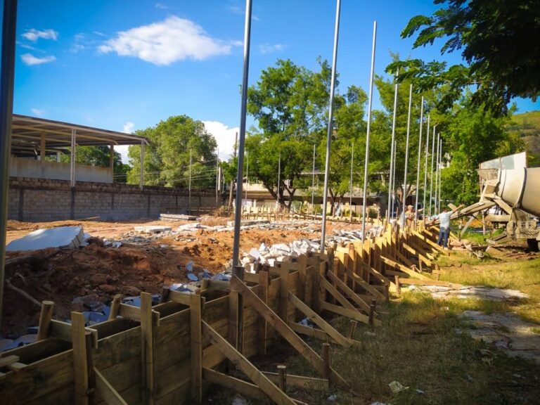 Construção de campo de futebol society é iniciada no bairro Jardim Itapemirim