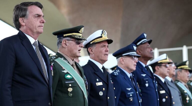 Clube Militar apoia perdão de Bolsonaro e critica o STF: ‘Togas dos ministros não serviriam de pano de chão, pelo cheiro de podre’