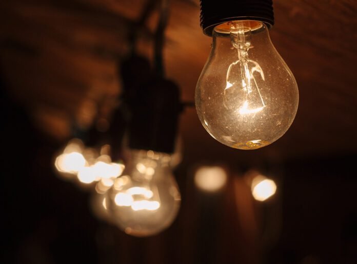 Conta de luz deve subir até 4,6% com aumento de subsídios