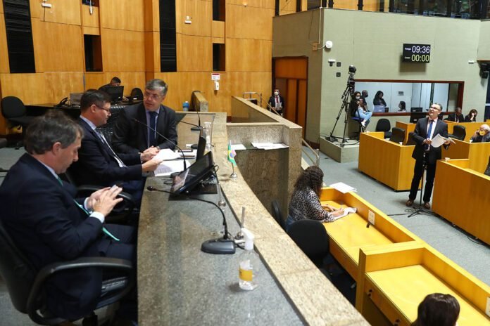 Deputados aprovam mudanças em apps de transporte