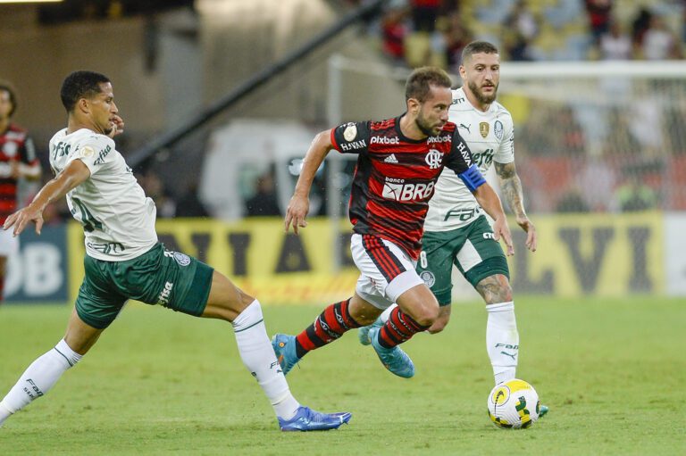 Flamengo e Palmeiras criam chances, mas empatam sem gols no Maracanã