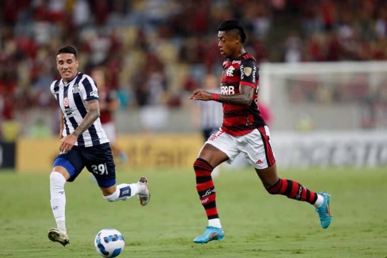 Matheuzinho vira desfalque e Bruno Henrique é dúvida contra o São Paulo