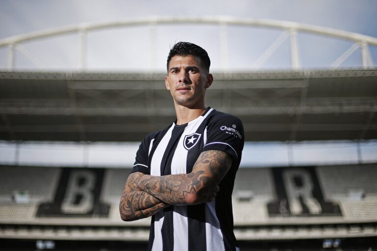 Botafogo anuncia chegada de Cuesta por empréstimo do Internacional