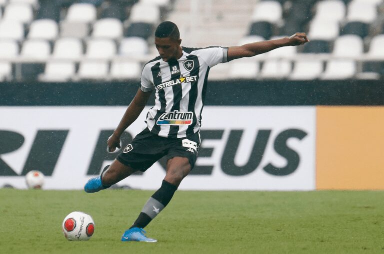 Botafogo se aproxima do acerto com Kanu para prorrogação de contrato