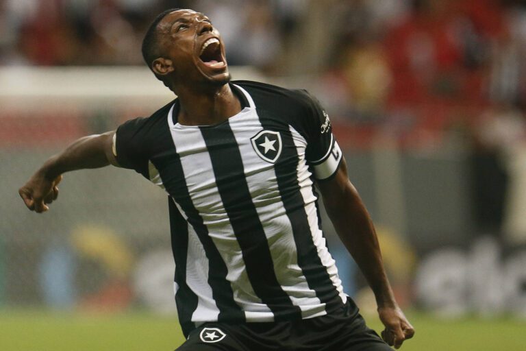  Kanu exalta resultado do Botafogo na Copa do Brasil e mira crescimento