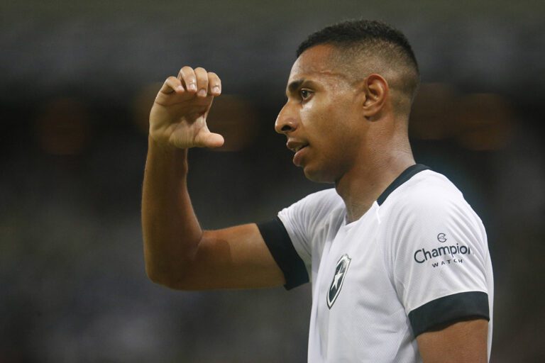 Victor Sá celebra primeiro gol pelo Botafogo e destaca o coletivo da equipe