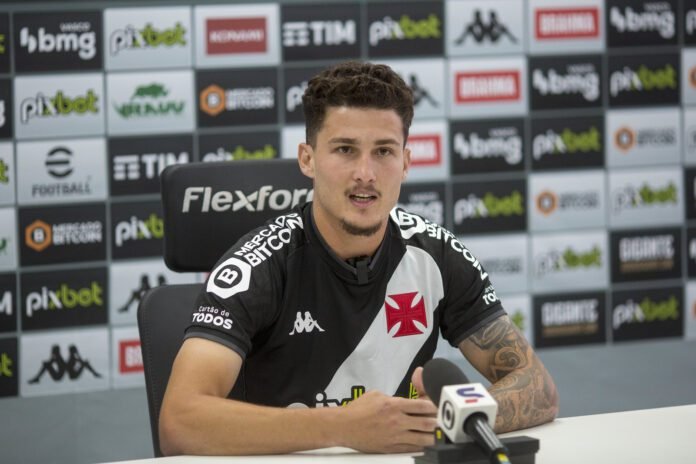 Apresentado no Vasco, Danilo Boza revela inspiração em Dedé