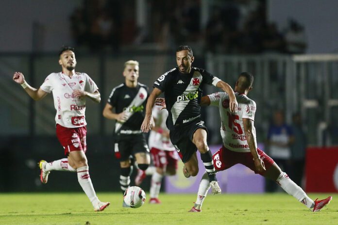Vasco busca primeira vitória na Série B contra o empolgado CRB