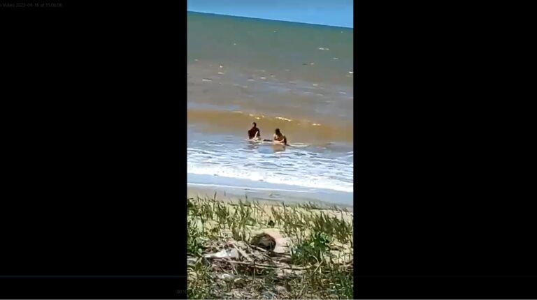 Confira o vídeo do resgate dos adolescentes que se afogaram em Marataízes