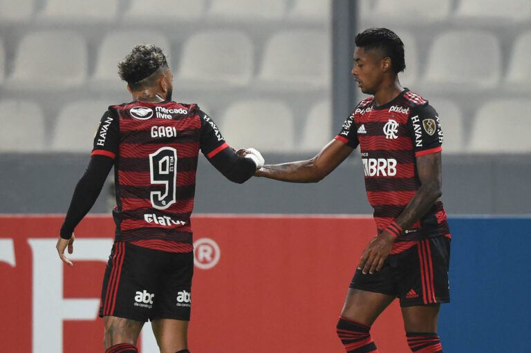Sem brilho e torcida, Flamengo vence o Sporting Cristal na estreia da Libertadores