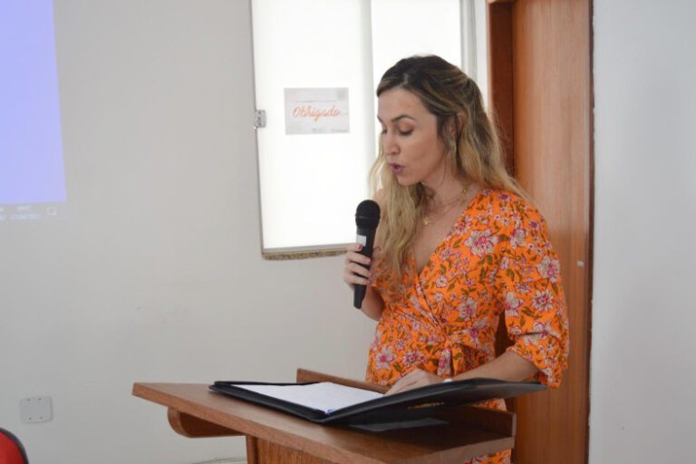 juíza da Vara da Infância e da Juventude de Mimoso do Sul, Lara Carrera Arrabal Klein fala ao microfone.
