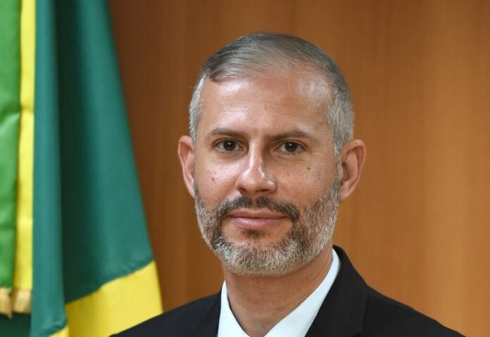 Victor Godoy é efetivado como novo ministro da Educação