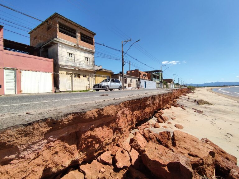 “Ressaca” destrói parte de Rodovia do Sol no Pontal em Marataízes