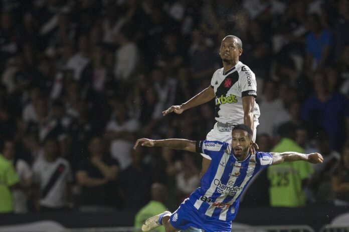 Após vitória suada na Série B, Edimar prega foco no acesso do Vasco
