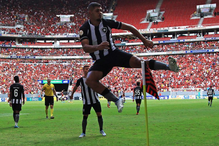 Atacante Erison vibra com bom momento no Botafogo