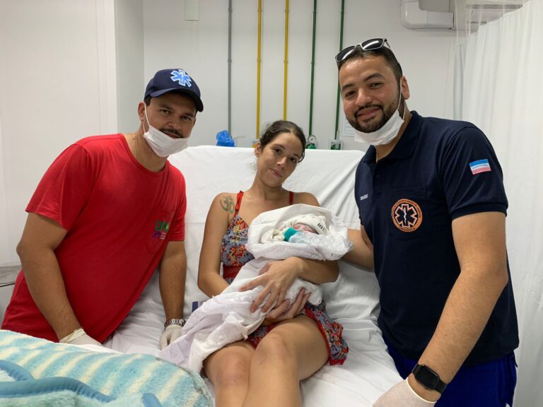 Bebê nasce dentro de ambulância do Resgate