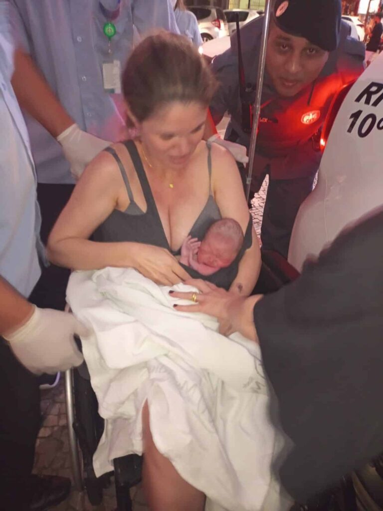 Bebê nasce dentro de viatura da PM em Guarapari