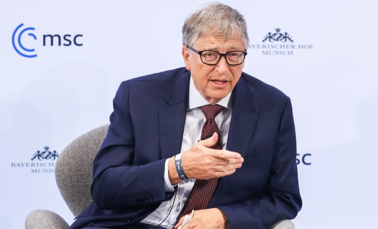 Bill Gates testa positivo para Covid-19 e exalta vacina