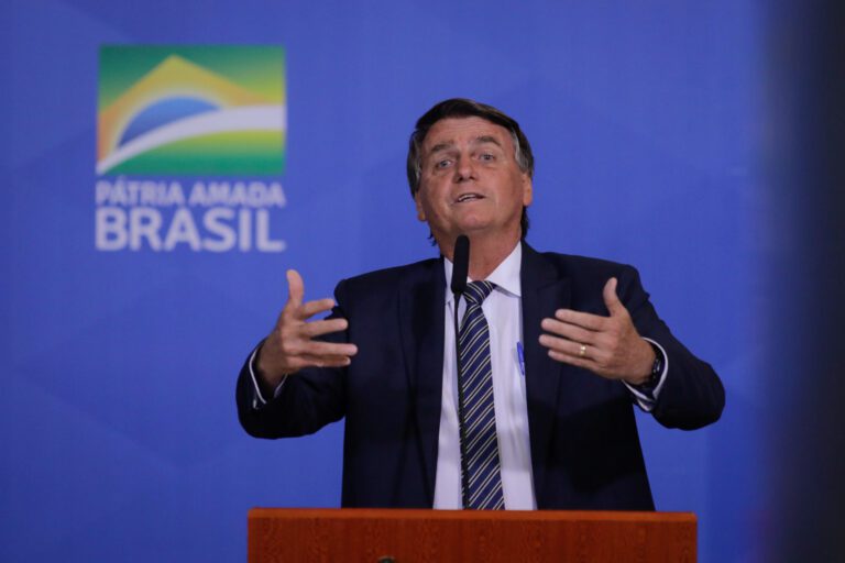Bolsonaro aciona STF por mudança em ICMS dos Estados sobre diesel
