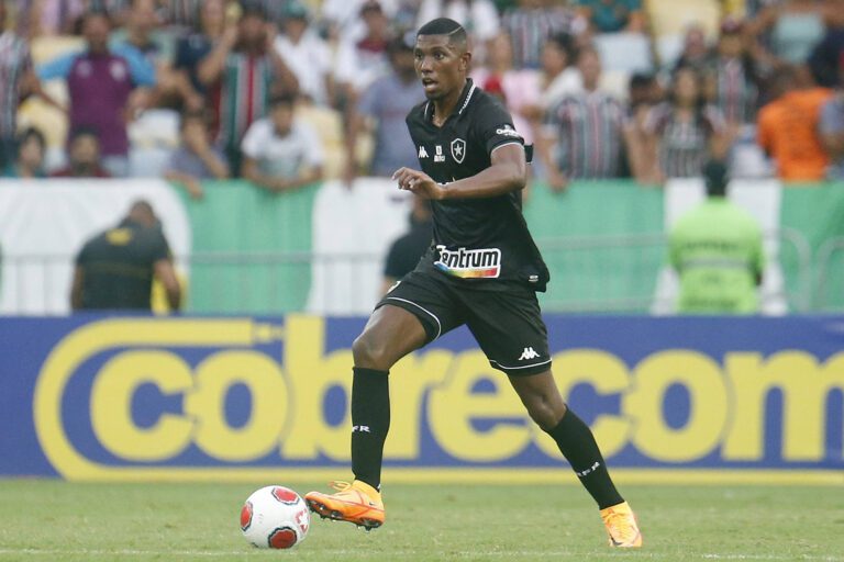 Botafogo encaminha renovação com zagueiro Kanu até 2025