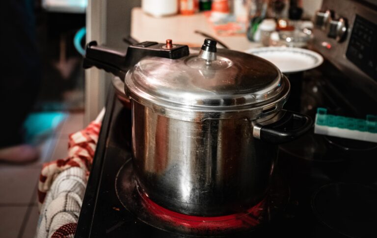 Cozinheira morre após panela de pressão explodir em restaurante
