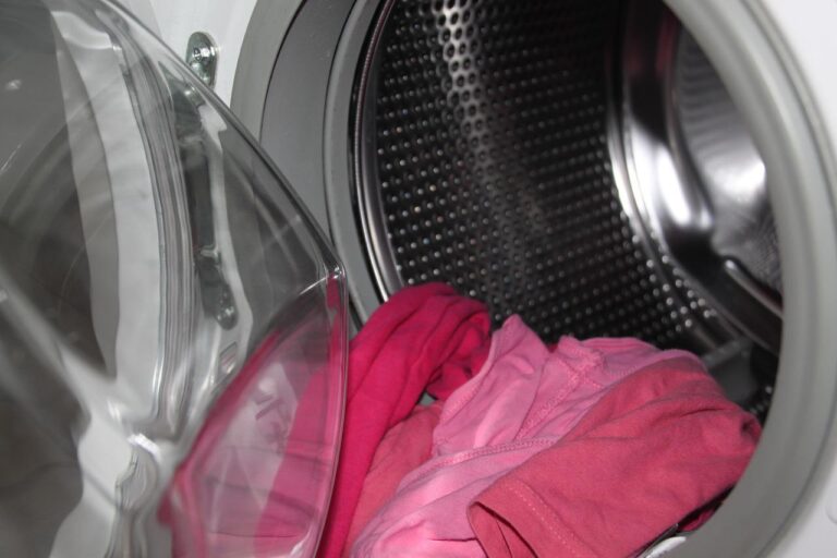 Criança morre afogada após cair em máquina de lavar roupa