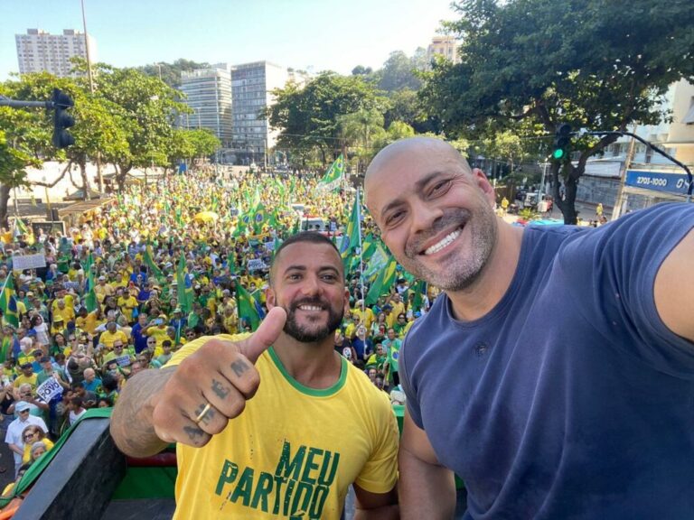 Em ato no Rio, Silveira cita Bolsonaro e exalta a liberdade