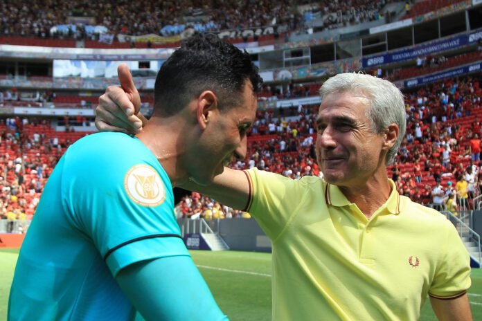 Luís Castro prega cautela ao Botafogo após vencer Flamengo no clássico