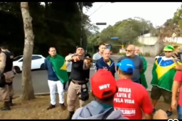 Manifestantes pró-Lula entram em discussão com a PM em MG