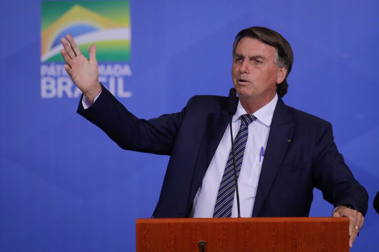 Petrobras é irresponsável e gasta dinheiro do povo, diz Bolsonaro