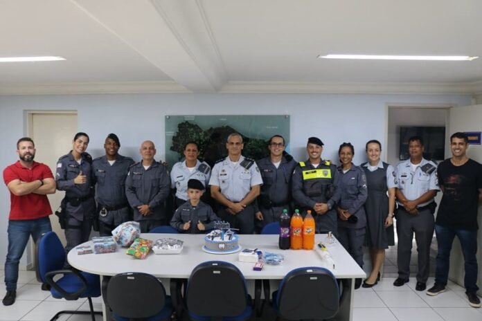 Policiais Militares realizam sonho de garoto e fazem aniversário surpresa em Guarapari